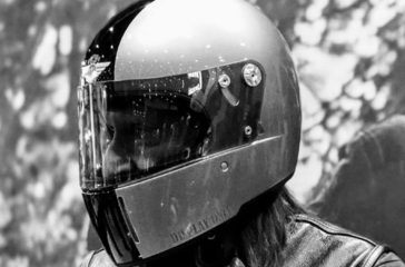 male-wearing-davida-koura-motorcyle-helmet