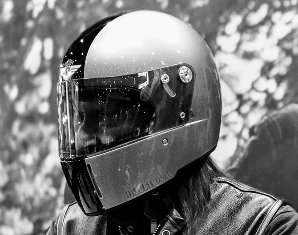 male-wearing-davida-koura-motorcyle-helmet