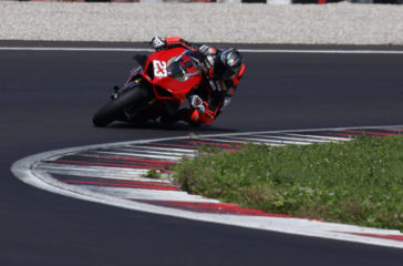 motoestate-luca-salvadori-rides-a-stock-Ducati-Panigale-V4-S-to-victory