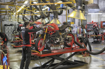 assembly-worker-ducati-factory-italy