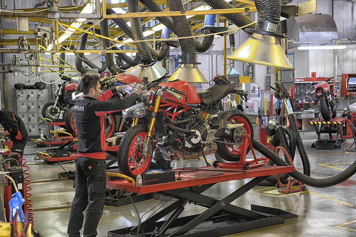 assembly-worker-ducati-factory-italy